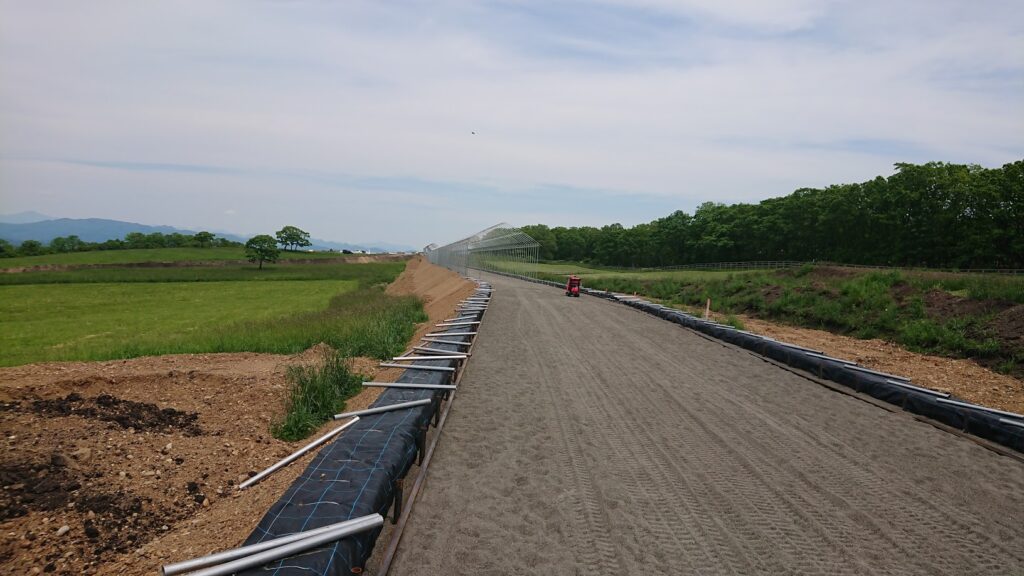 傾斜構造を採用した競走馬調教施設