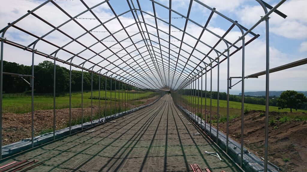 競走馬調教用の屋内坂路内部