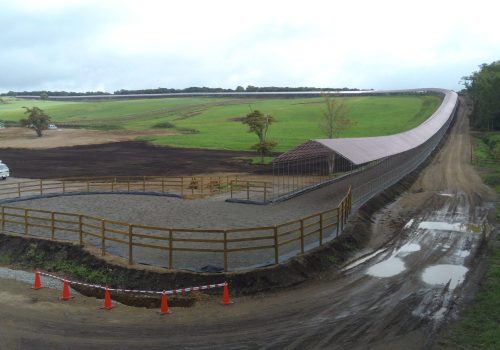 新冠町の競走馬用屋内坂路施設